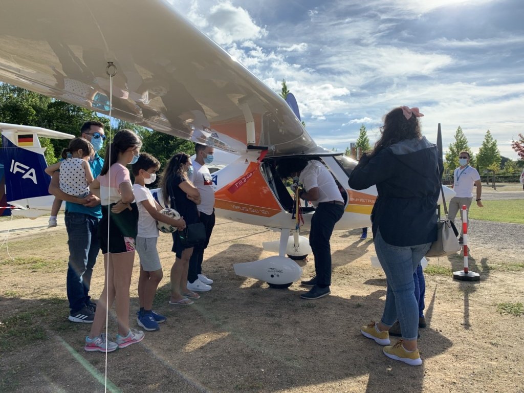 IFA Viseu - Exposição de avião atrai atenção dos Viseenses