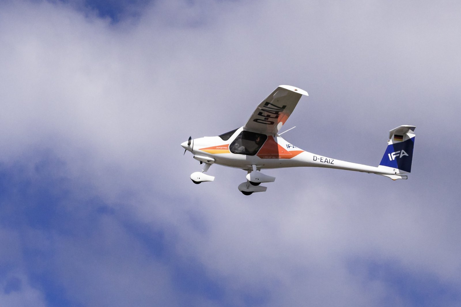 Flight school airplane_IFA